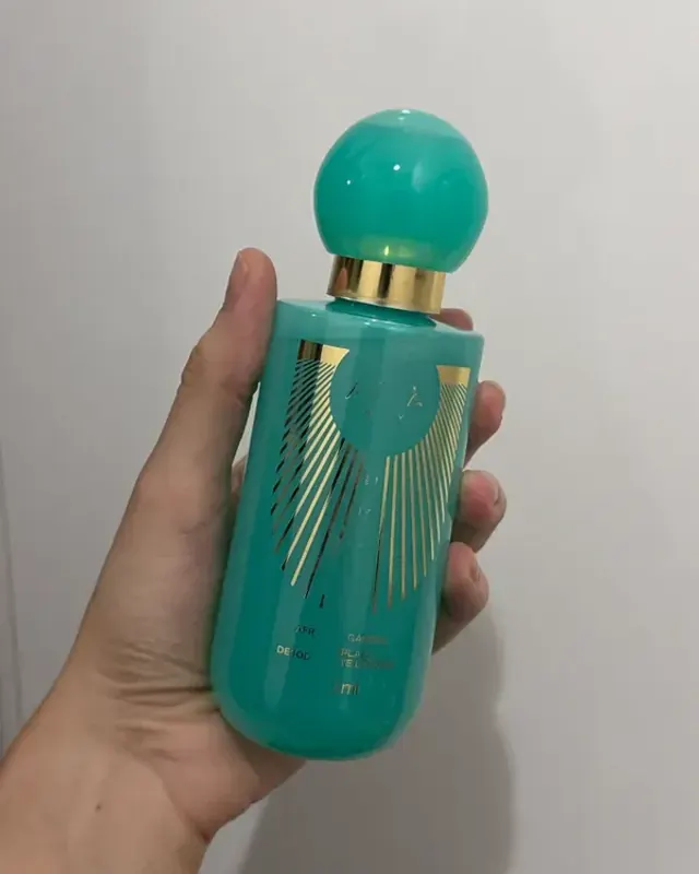 Frasco do Afrodite Garden na mão
